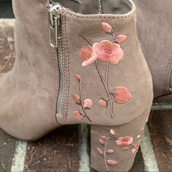 Candie’s Peep-toe Booties with Pink Embroidered Flowers Size 7M - Picture 9 of 9